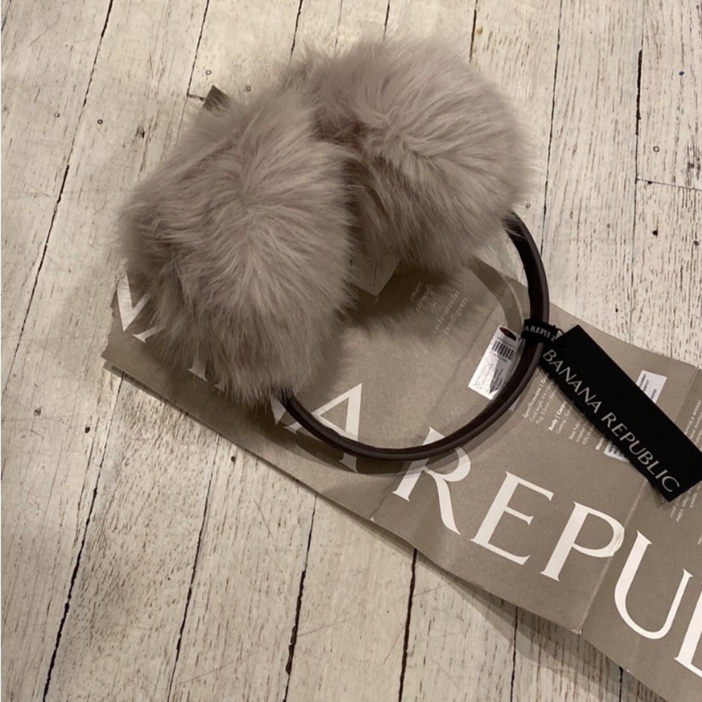 BANANA REPUBLIC Faux fur light grey earmuffs WITH HEADPHONES PORTS
NO CORD - Picture 5 of 8